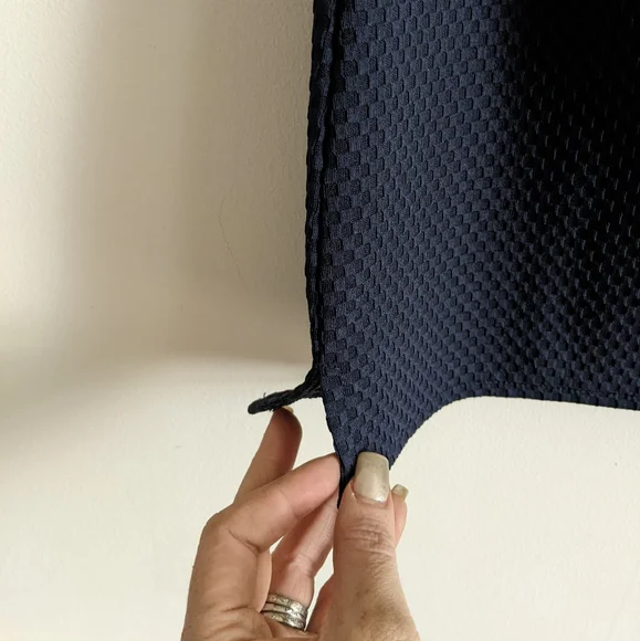 NWT Banana Republic Navy Blue Sleeveless Suit Blouse Textured Closure Size Small - Picture 6 of 9